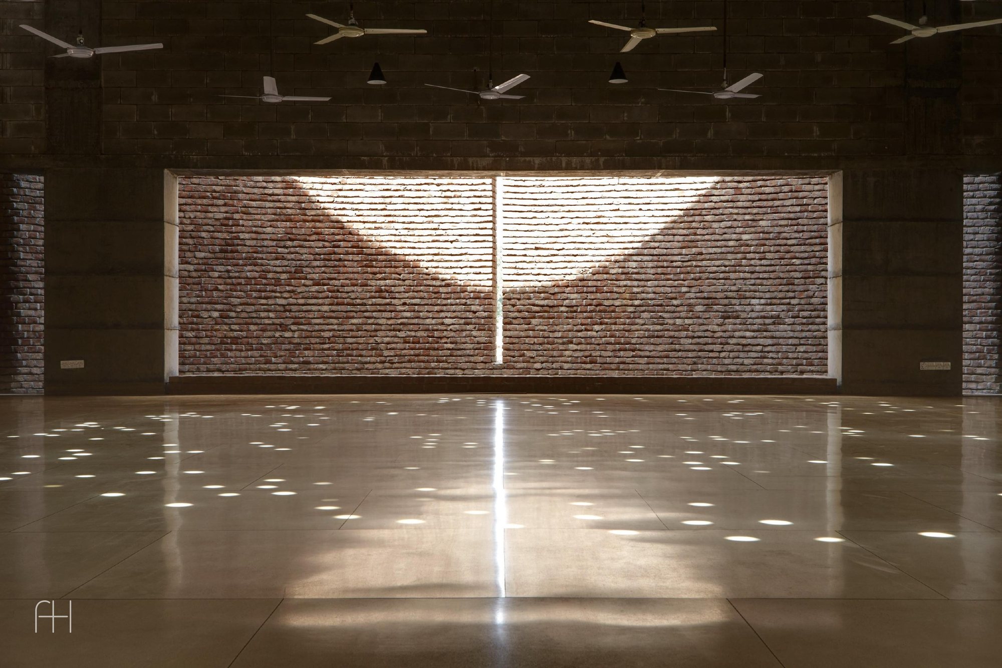 Bait Ur Rouf Mosque // Marina Tabassum Architects // Дакка, 1