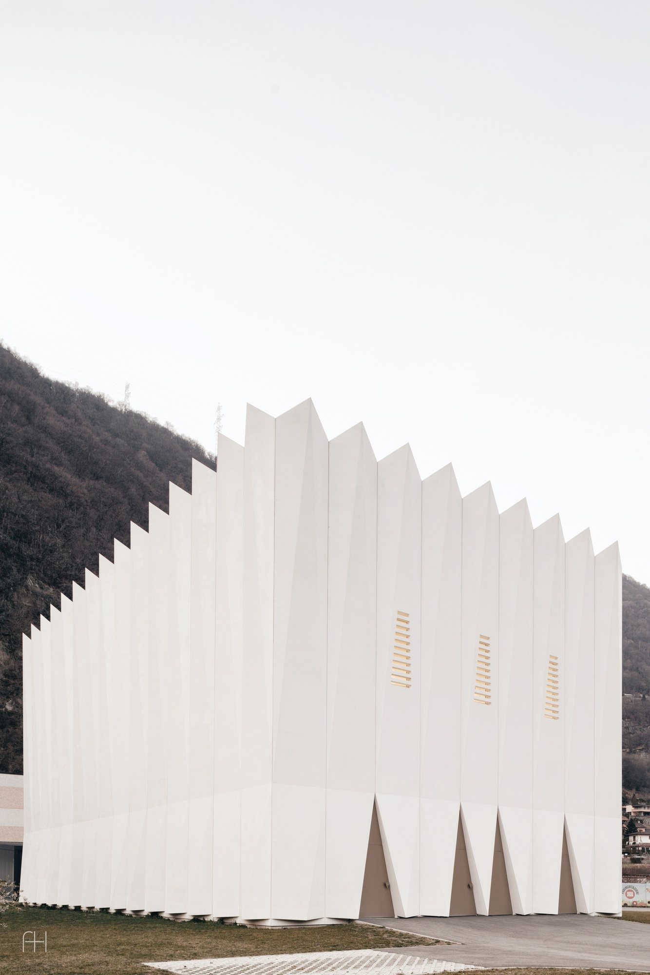 CAFUBE Funeral Home // LOKOMOTIV.archs office // Bellinzona, 2016, 2