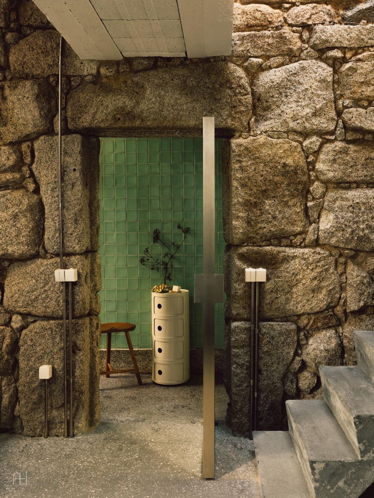 Casa e a Pedra, 1